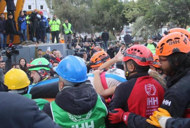 107 saat sonra gelen mucize! Hatay'daki Arzu Apartmanı'nın enkazından 2 kişi daha sağ kurtarıldı