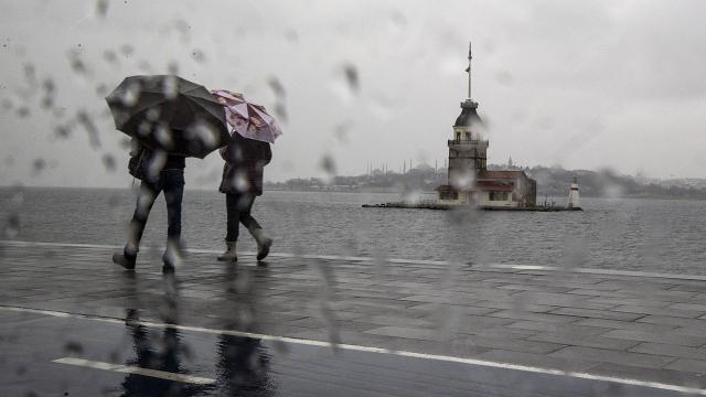 İstanbul'da sağanak yağmur etkili oluyor