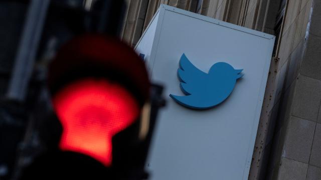 Twitter askıya alınan hesapları açmaya başladı