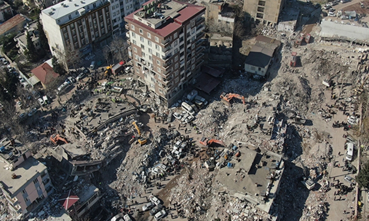 Deprem bölgesi için yeni karar! Elektrik ve doğal gaz borçları silindi Resmi Gazete’de yayımlanan Cumhurbaşkanlığı kararnamesine göre Olağanüstü Hal kapsamında konutu ve/veya iş yeri yıkılan, acil yıkılacak, ağır ve orta hasarlı olan, elektrik ve/veya doğ