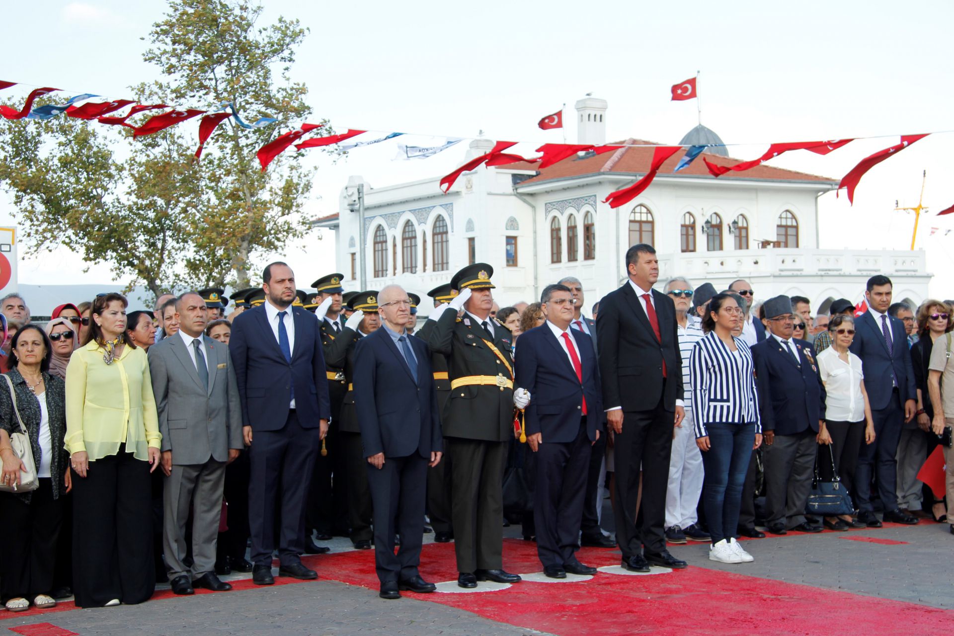 19 MAYIS ÇELENK TÖRENİNDE KADIKÖY MEYDANINDA CHP VE MHP'Lİ GRUP ARASINDA ARBEDE