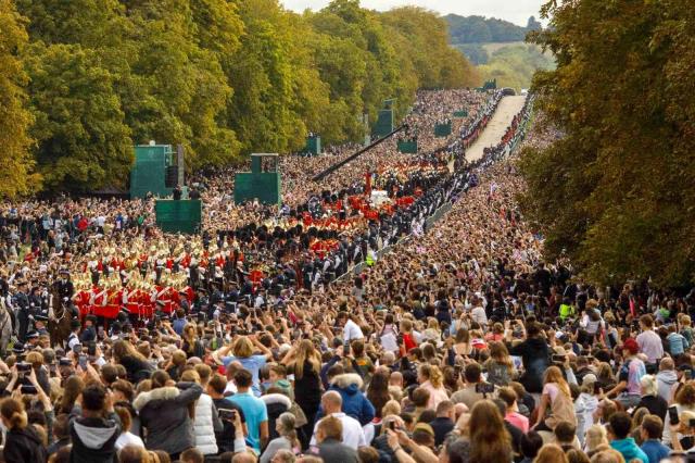 Kraliçe Elizabeth, ölümünden 11 gün sonra toprağa verildi