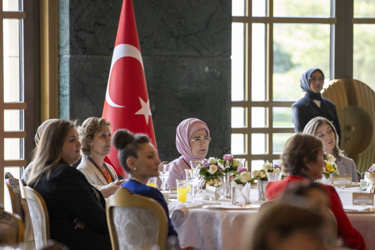 Emine Erdoğan, kadın büyükelçi ve büyükelçi eşleriyle buluştu