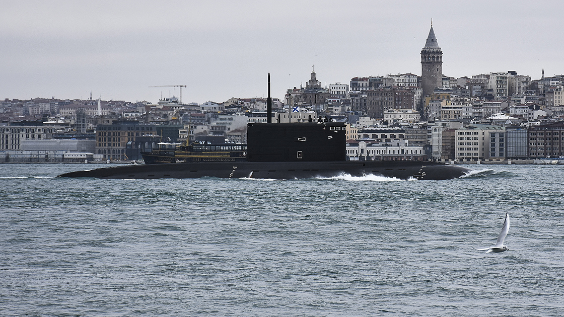 Rus denizaltısı İstanbul Boğazı'ndan geçti